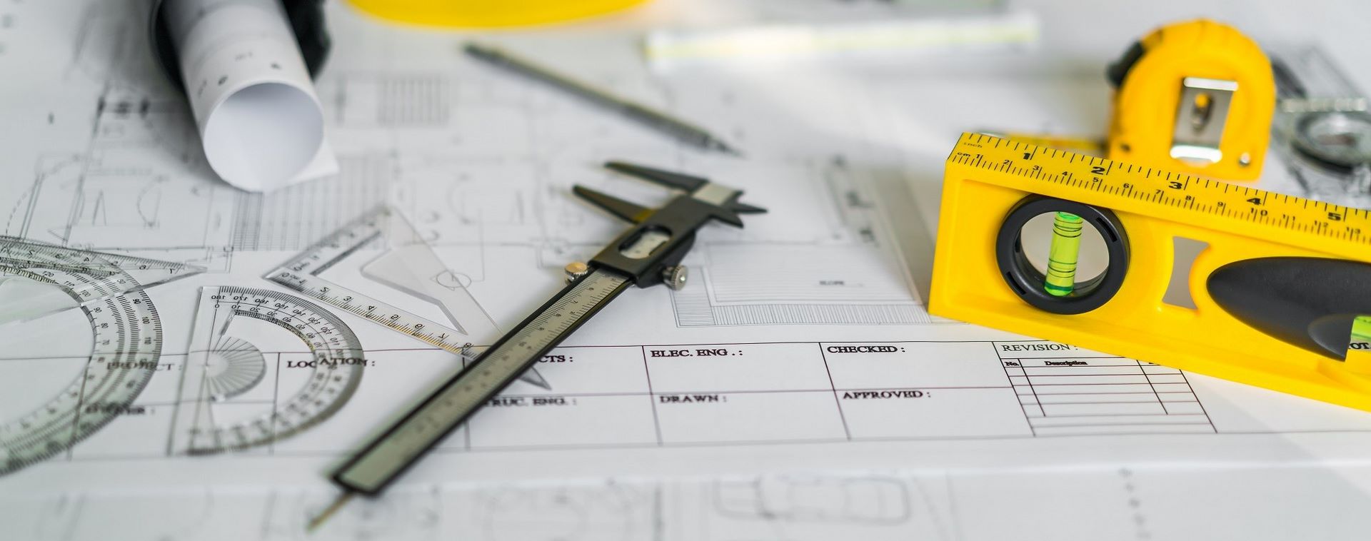 Эксперт проводит строительно-техническую экспертизу здания